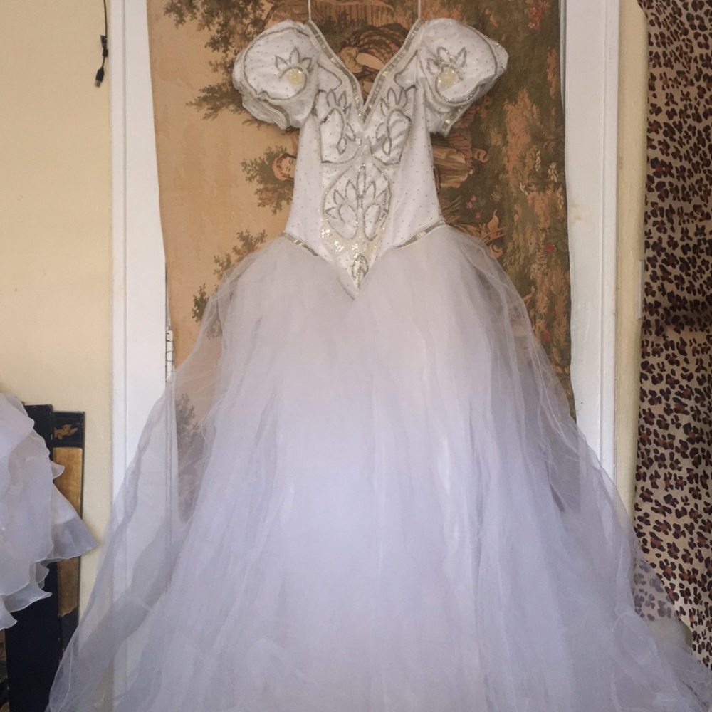 Vintage  princess wedding dress beast 25 , wait 30, 80 feet long